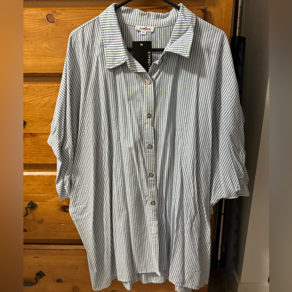 NWT women’s Tunic length button shirt